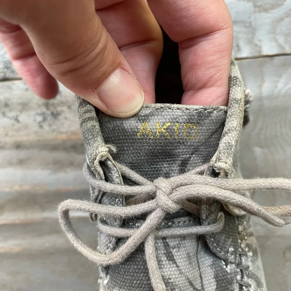 Akid gray camo moccasin shoes | size 10